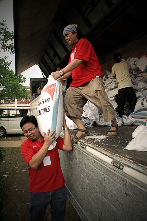 2009년 인도네시아 태풍 긴급구호 물자배분.JPG